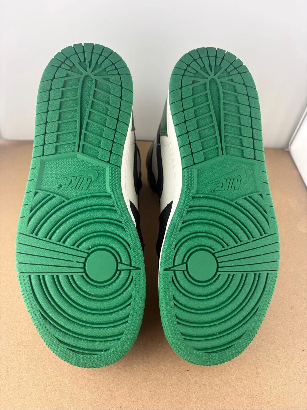 Nike Air Jordan 1 high pine Green White Black 2018 size 5y 575441-302 (B1)